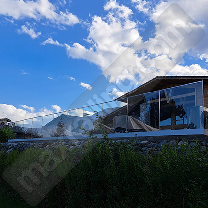 Стъклен парапет с алуминиев профил